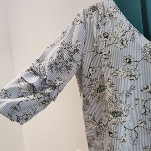 Floral top with ruffled crop sleeves - Picture 3 of 4